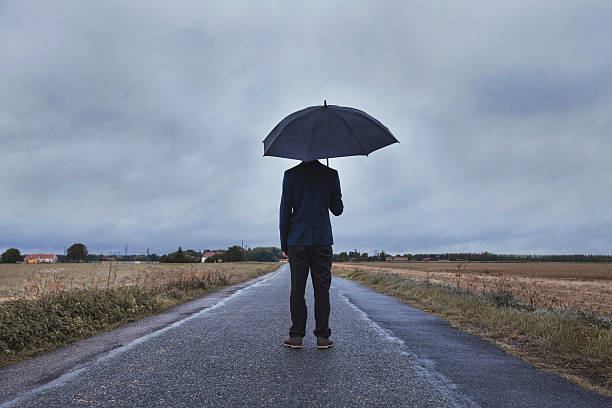 seguros para empresas, receios conceito de psicologia - protection insurance dark rain imagens e fotografias de stock