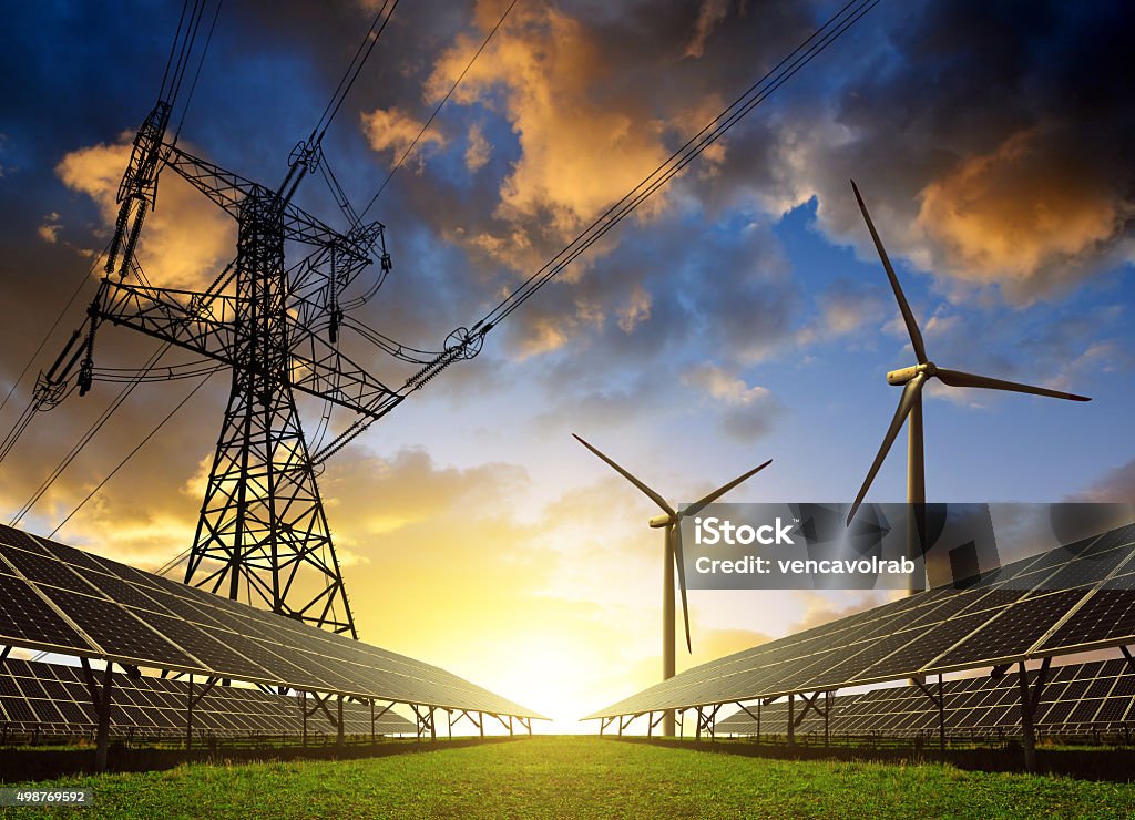 Panneaux solaires et éoliennes et Pylône électrique au coucher du soleil. - Photo de Énergie renouvelable libre de droits