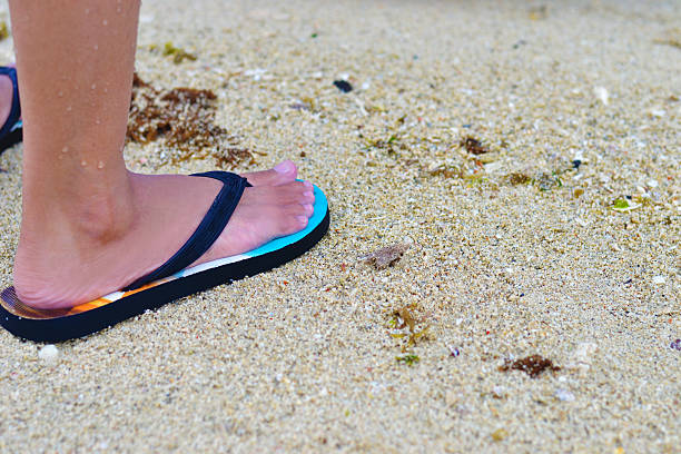 été de pied - flip flop human foot sand women photos et images de collection