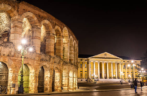 a arena e palazzo barbieri em verona-itália - rome coliseum night famous place imagens e fotografias de stock