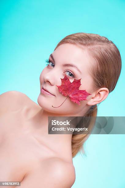 Skin Care Porträt Der Jungen Frau Mädchen Mit Rotes Blatt Stockfoto und mehr Bilder von Ausgedörrt