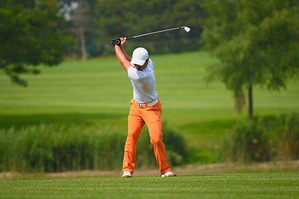 balanço de golfe profissional - golf expertise professional sport men imagens e fotografias de stock
