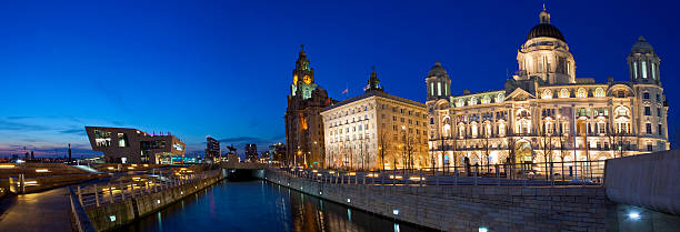 liverpool panoramablick - liverpool england pierhead famous place stock-fotos und bilder