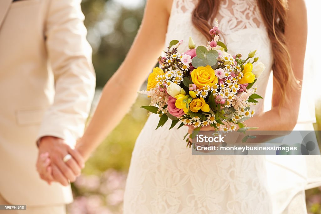 Nahaufnahme eines Paares beim Hochzeit Hände halten - Lizenzfrei Hochzeit Stock-Foto