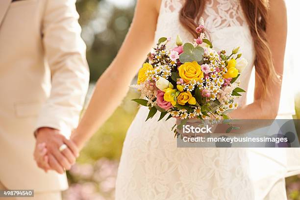 Nahaufnahme Eines Paares Beim Hochzeit Hände Halten Stockfoto und mehr Bilder von Hochzeit