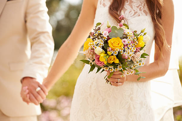 primo piano di una coppia al matrimonio con le mani - bride bouquet foto e immagini stock