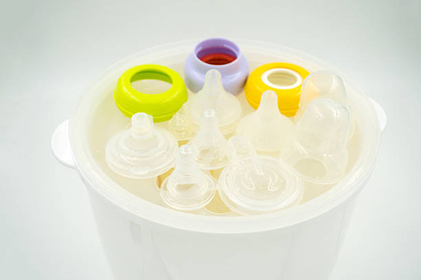 湯気および減菌牛乳瓶の赤ちゃん - sterilize ストックフォトと画像