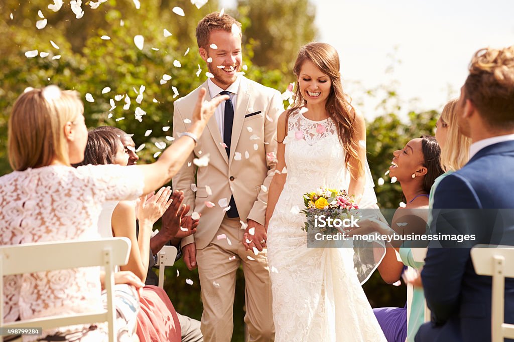 Gäste werfen Konfetti mehr als Braut und Bräutigam bei der Hochzeit - Lizenzfrei Hochzeit Stock-Foto