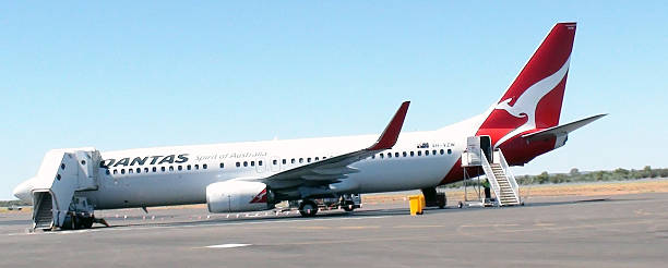 qantas airways avión estacionado en la carga puerta de alice springs.airport - alice springs public building outdoors horizontal fotografías e imágenes de stock