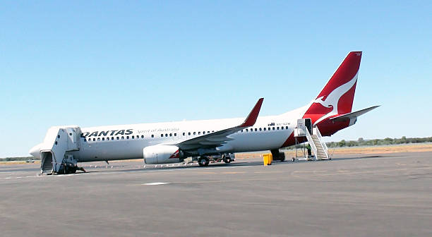 qantas airways avión estacionado en la carga de alice springs airport.australia - alice springs public building outdoors horizontal fotografías e imágenes de stock