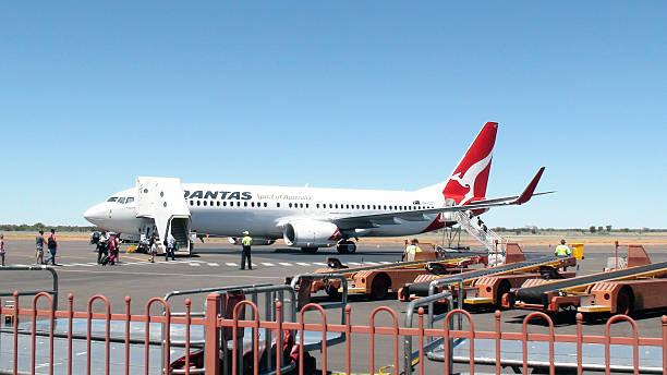 los pasajeros a pie a placa qantas avión en airport.australia alice springs - alice springs public building outdoors horizontal fotografías e imágenes de stock