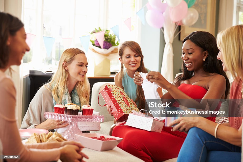 Grupo de amigos mujeres para reuniones de Fiesta de nacimiento en casa - Foto de stock de Fiesta prenatal libre de derechos