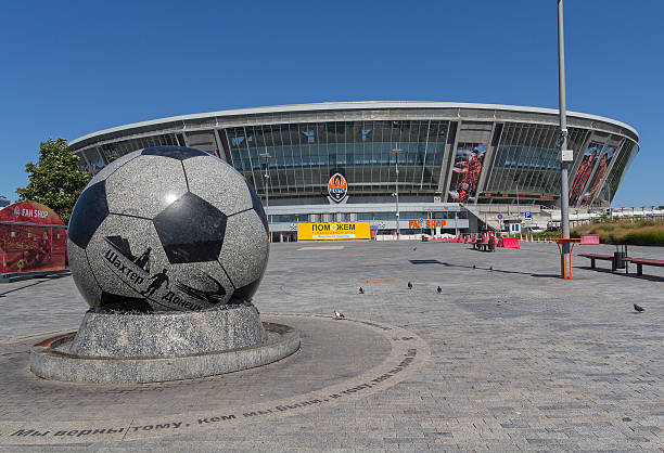 vide pendant la guerre, le stade «donbass arena. donetsk, ukraine - shakhtar ストックフォトと画像