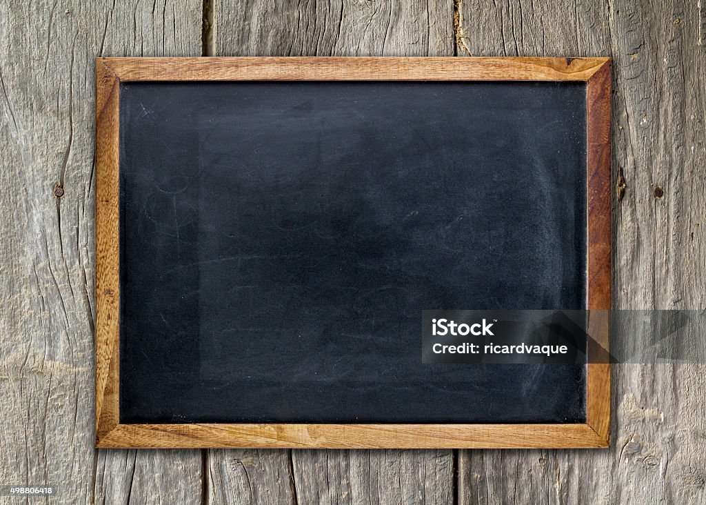 chalkboard en superficie de madera vacía - Foto de stock de Pizarrín libre de derechos