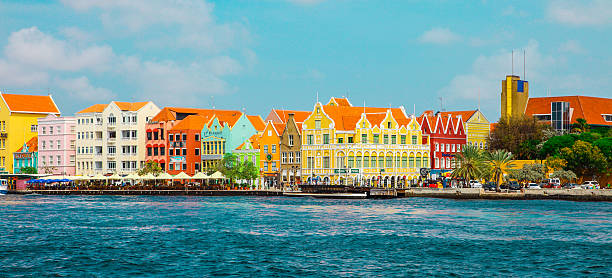 curasao willemstad, sur l'île dans le sud des états-unis, dans les caraïbes - fort bay photos et images de collection