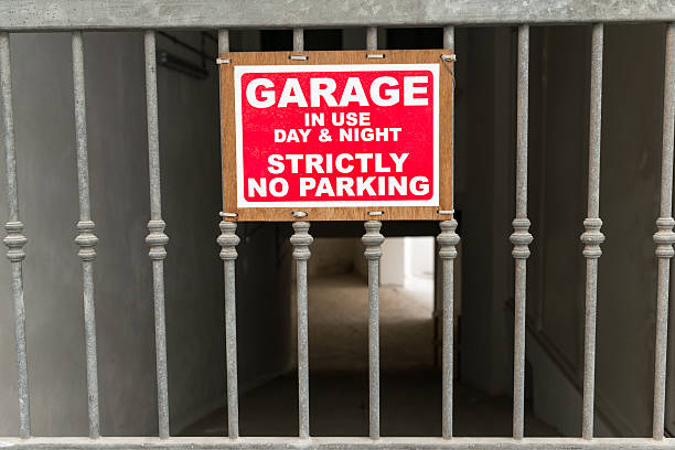 porta de garagem 14 - sign rusty industry no parking sign imagens e fotografias de stock