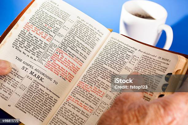 Senior Man 保持聖書ます 彼は読み取りゴスペルのマークです コーヒー - カラー背景のストックフォトや画像を多数ご用意 - カラー背景, キリスト教, クローズアップ