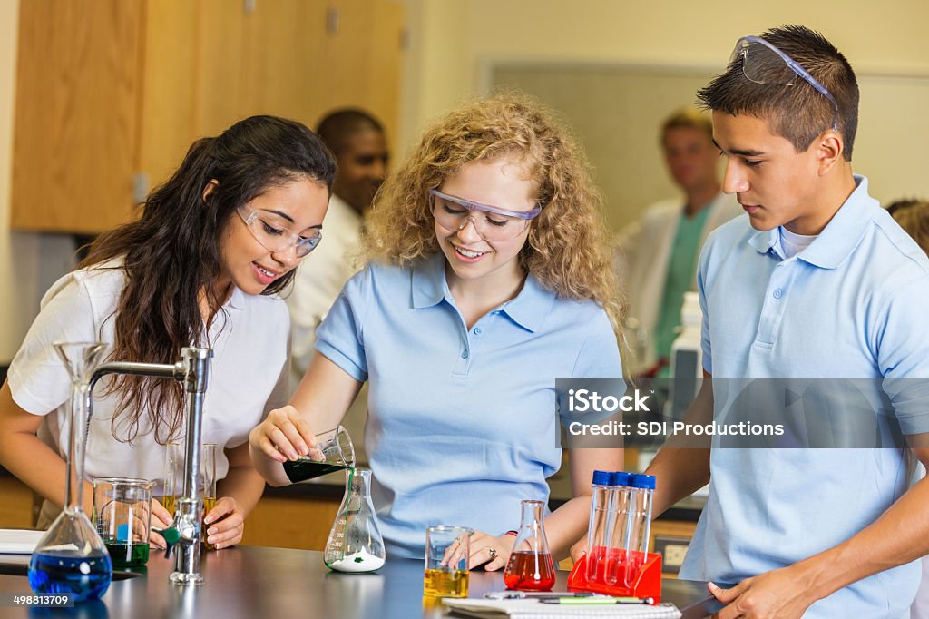 Freunde tun experiment in der high school Chemieunterricht zusammen - Lizenzfrei Chemieunterricht Stock-Foto