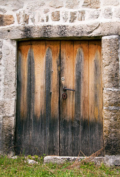 istock Old wooden door 498826619