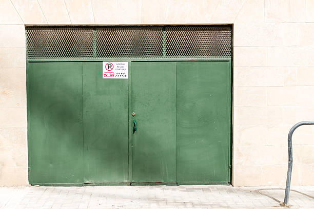 porta de garagem 7 - sign rusty industry no parking sign imagens e fotografias de stock