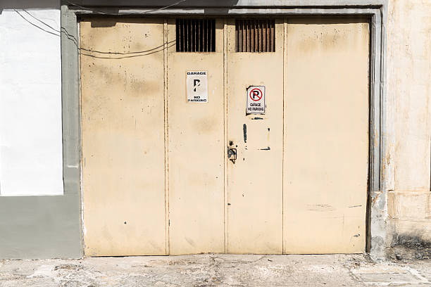 porta de garagem 8 - sign rusty industry no parking sign imagens e fotografias de stock