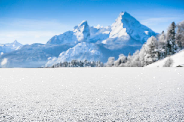 paisaje idílico en la región de baviera de los alpes, berchtesgaden, alemania - snow capped mountain peaks fotografías e imágenes de stock