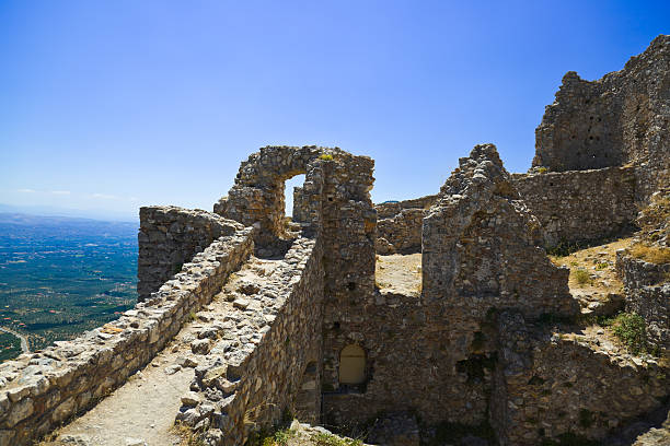 руины старого форт в мистрас, греция - sparta greece ancient past archaeology стоковые фото и изображения