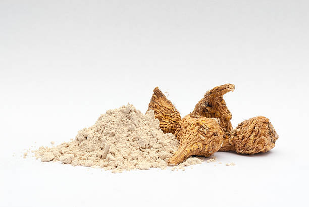 peruanische ginseng oder maca (lepidium meyenii), getrocknete root und los. - superfood stock-fotos und bilder