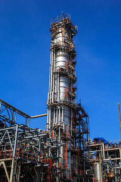 planta de petróleo - distillation tower fotografías e imágenes de stock