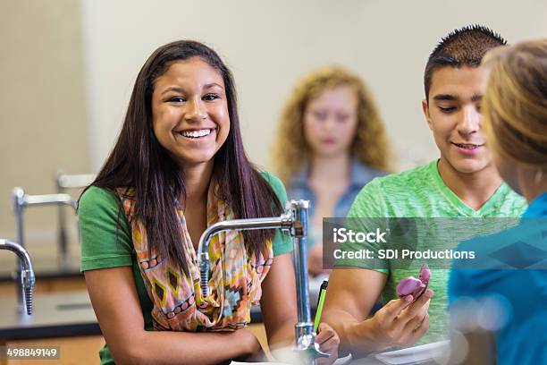 Glücklich Highschoolschüler Lernen Mit Klassenkameraden In Wissenschaft Parlamentarische Bestuhlung Stockfoto und mehr Bilder von Lernender