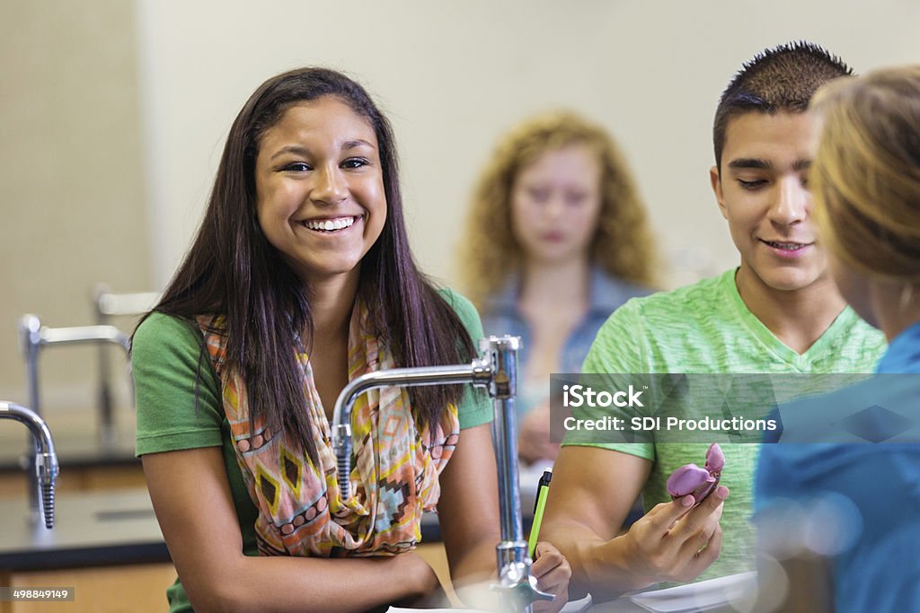 Feliz estudante do ensino médio de ciências de aprendizagem com colegas de turma em sala de aula - Foto de stock de Estudante royalty-free