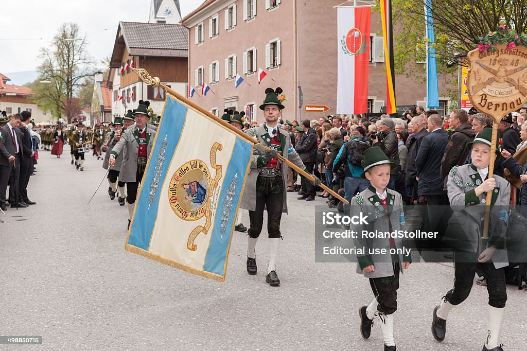 Miesbach 、ドイツ–05.04.2014 年:山の保護フラグ - エンタメ総合のロイヤリティフリーストックフォト