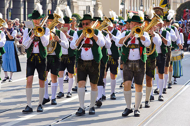 문열기 parade of 옥토버페스트 (munich, germany - traditional clothing audio 뉴스 사진 이미지