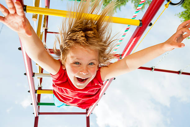 szczęśliwe dziecko na plac zabaw - child jungle gym playground laughing zdjęcia i obrazy z banku zdjęć