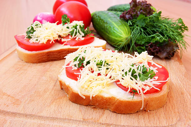 menú vegetariano brinde con tomate y queso primer plano - radish vegetable portion circle fotografías e imágenes de stock