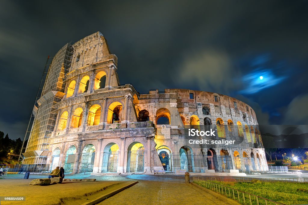 Coliseu (Coliseum) à noite, em Roma - Foto de stock de Anfiteatro royalty-free