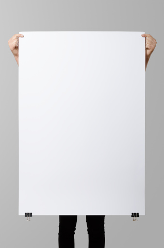 Mujer sosteniendo un cartel en blanco, cuadrado 70 x 100, simulados. photo