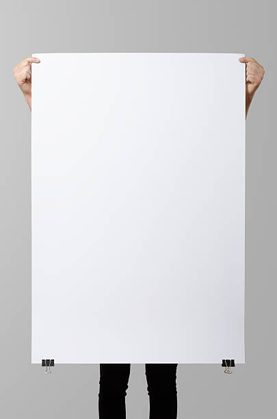mujer sosteniendo un cartel en blanco, cuadrado 70 x 100, simulados. - hombre colgado fotografías e imágenes de stock
