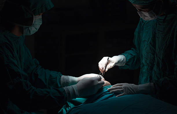 zbliżenie pacjenta po zabiegu chirurgicznego wykonywanego z tworzyw sztucznych - surgeon human hand surgery anesthetic zdjęcia i obrazy z banku zdjęć