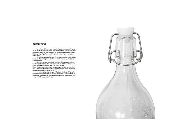 primo piano, bottiglia, vetro, isolato su sfondo bianco - returnable foto e immagini stock