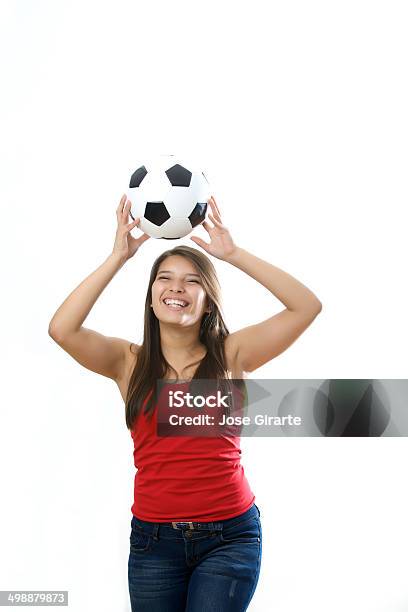 Jugando Con Pelota De Fútbol Foto de stock y más banco de imágenes de 16-17 años - 16-17 años, Adolescencia, Adolescente
