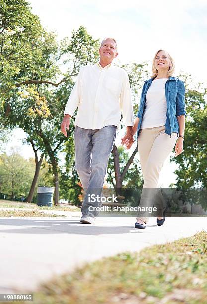 Pasos De La Mano Foto de stock y más banco de imágenes de 60-69 años - 60-69 años, Actividades recreativas, Adulto