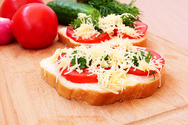 brinde con tomate y queso primer plano - radish vegetable portion circle fotografías e imágenes de stock