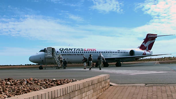 los pasajeros a pie a placa qantaslink avión en airport.australia alice springs - alice springs public building outdoors horizontal fotografías e imágenes de stock