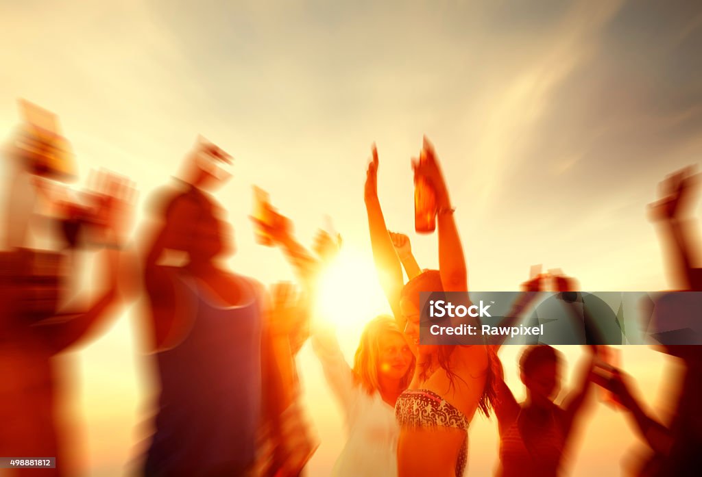 Pessoas celebração de festa na praia conceito de férias de verão - Foto de stock de Festa na praia royalty-free