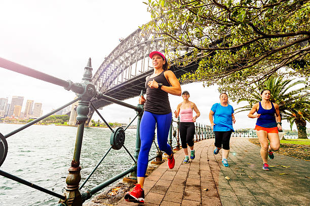 grupa kobiet bieganie w sydney harbour - sydney harbor bridge sydney harbor bridge sydney australia zdjęcia i obrazy z banku zdjęć