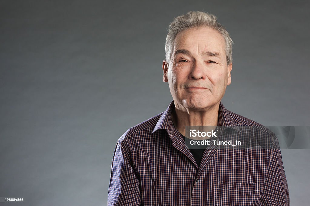 Männlicher Senior schaut glücklich in die Kamera. Horizontales Porträt auf - Lizenzfrei Senioren - Männer Stock-Foto