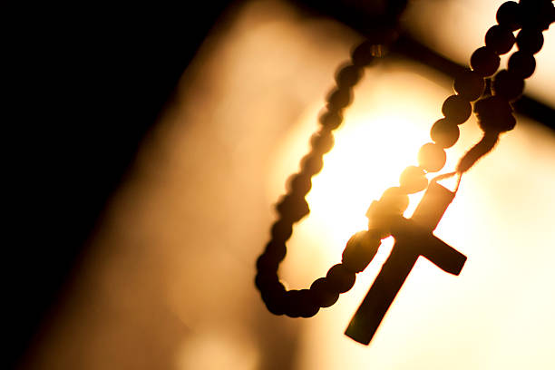chapelet, cross, soleil, de la fenêtre, arrière-plan, espace pour le texte - prayer beads photos et images de collection