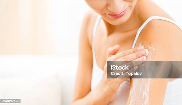 Body Care Stockfoto und mehr Bilder von Creme - Creme, Frauen, Auftragen