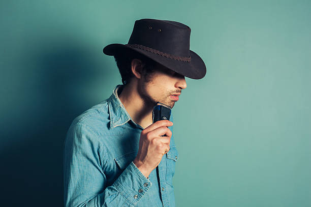 cowboy a barba com barbeador elétrico - sumbol - fotografias e filmes do acervo